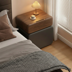 CubeWood Nachttisch – eine skulpturale Form, inspiriert von einem Holzblock.